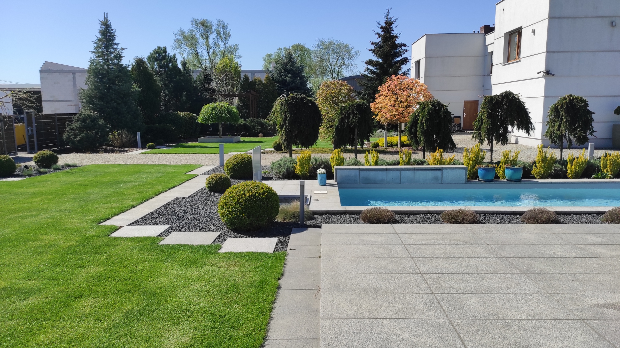 Jak urządzić ogród wokół basenu?