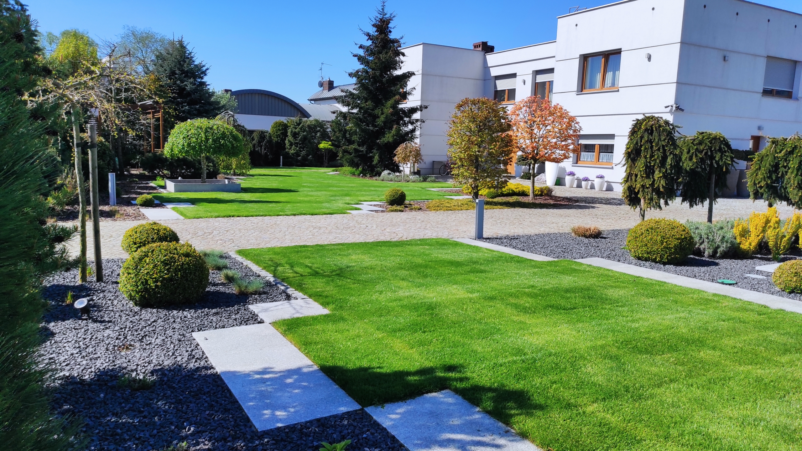 Dobra pielęgnacja trawnika – czyli jak odpowiednio dbać o trawnik?